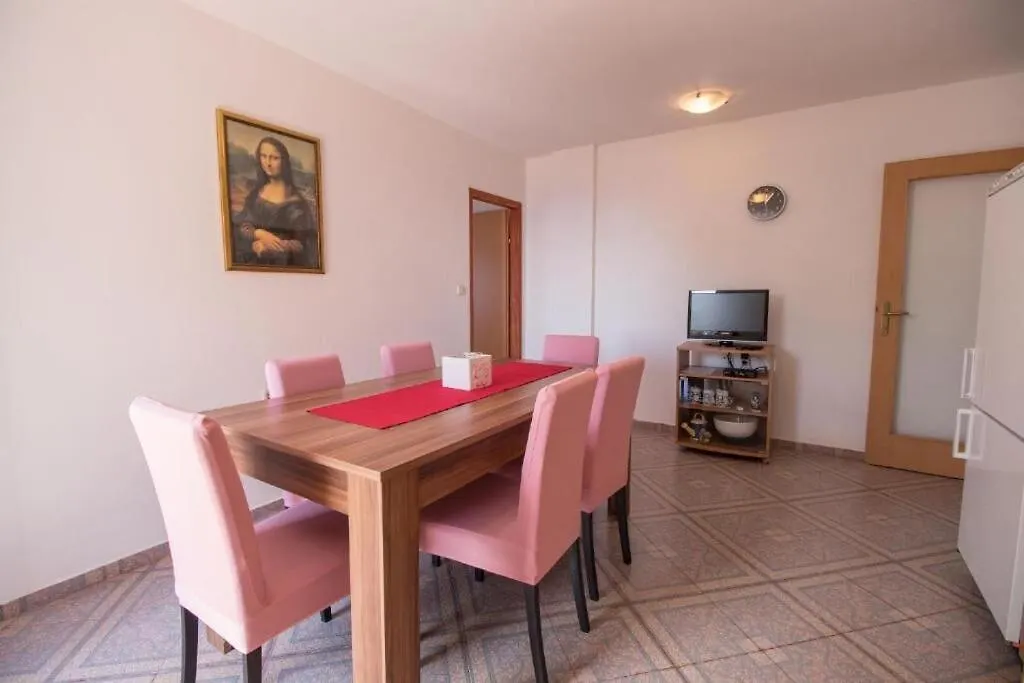 Apartments Nusret Čunski 0*,